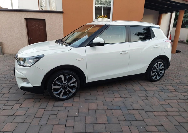 SsangYong Tivoli cena 40900 przebieg: 123427, rok produkcji 2016 z Gniewkowo małe 191